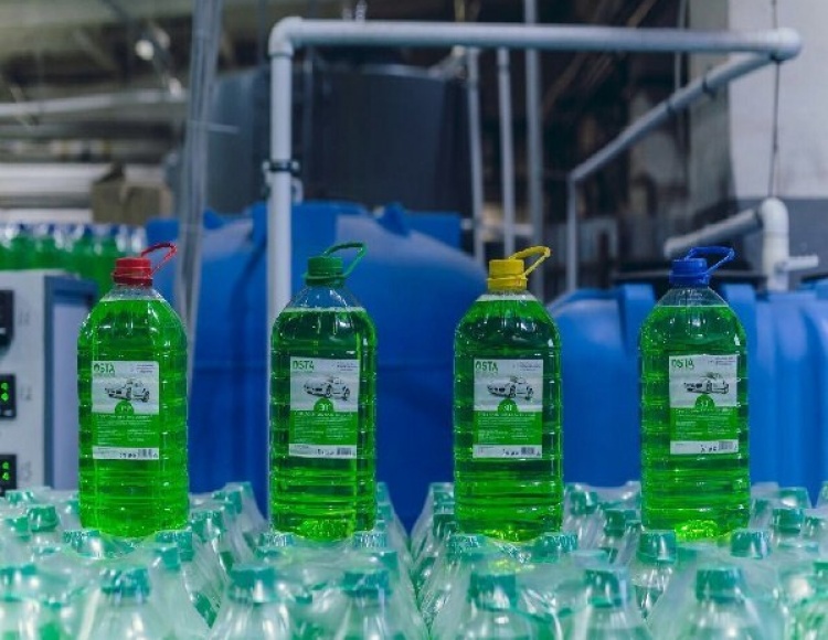 химическое производство. дезинфицирующее средство с надуксусная кислота. химпродукция. химическая продукция. химическая промышленность.